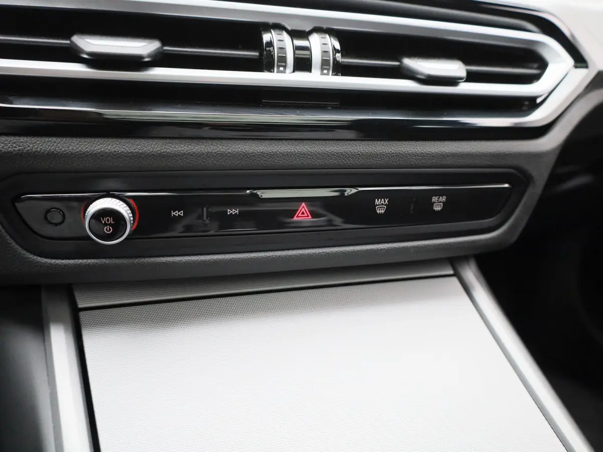 320e | PANORAMADAK | APPLE CARPLAY - ANDROID AUTO | NAVIGATIE | LED VERLICHTING | LICHTMETALEN VELGEN | PARKEERSENSOREN | DAB RADIO | BLUETOOTH |