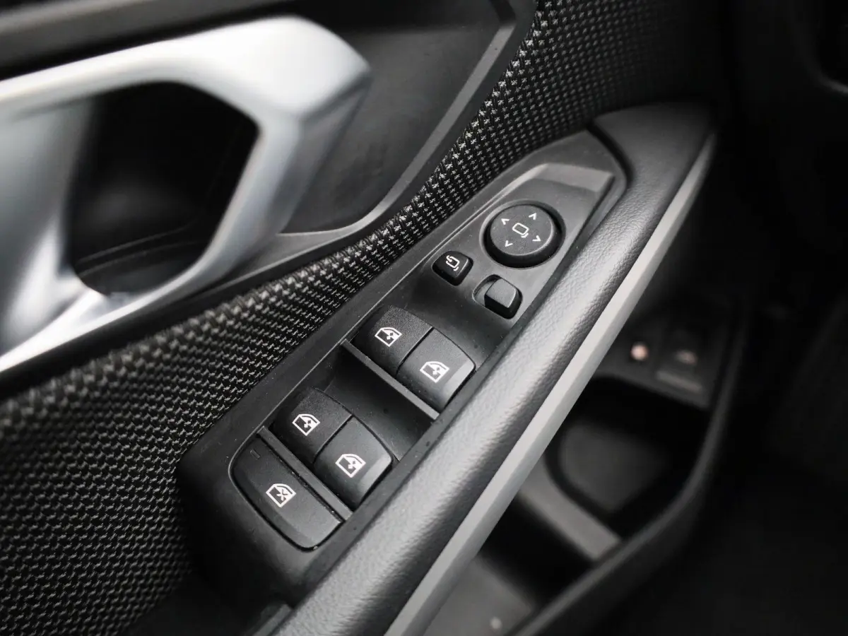 320e | PANORAMADAK | APPLE CARPLAY - ANDROID AUTO | NAVIGATIE | LED VERLICHTING | LICHTMETALEN VELGEN | PARKEERSENSOREN | DAB RADIO | BLUETOOTH |