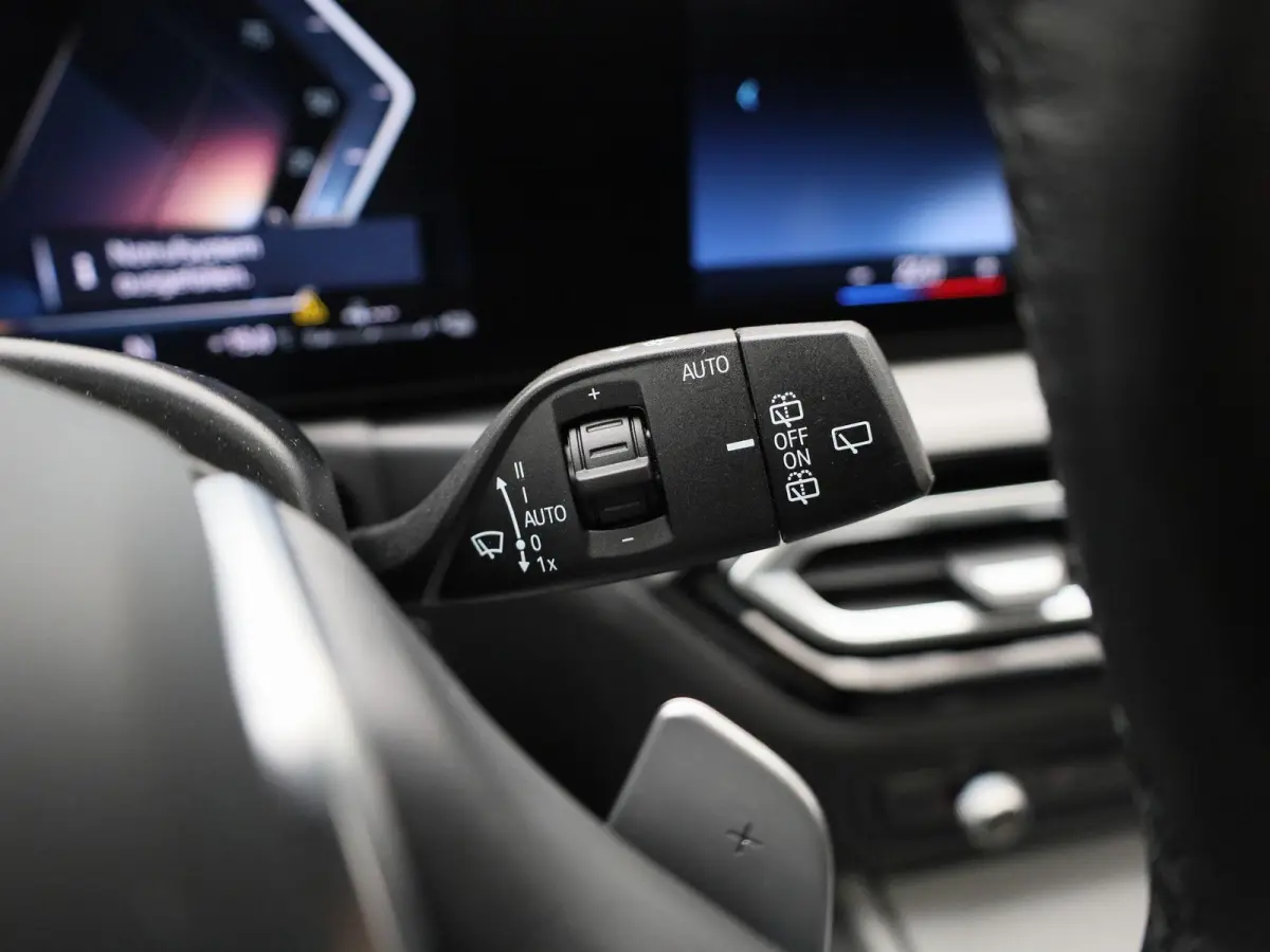 320e | PANORAMADAK | APPLE CARPLAY - ANDROID AUTO | NAVIGATIE | LED VERLICHTING | LICHTMETALEN VELGEN | PARKEERSENSOREN | DAB RADIO | BLUETOOTH |