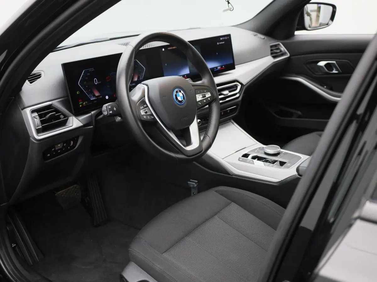 320e | PANORAMADAK | APPLE CARPLAY - ANDROID AUTO | NAVIGATIE | LED VERLICHTING | LICHTMETALEN VELGEN | PARKEERSENSOREN | DAB RADIO | BLUETOOTH |