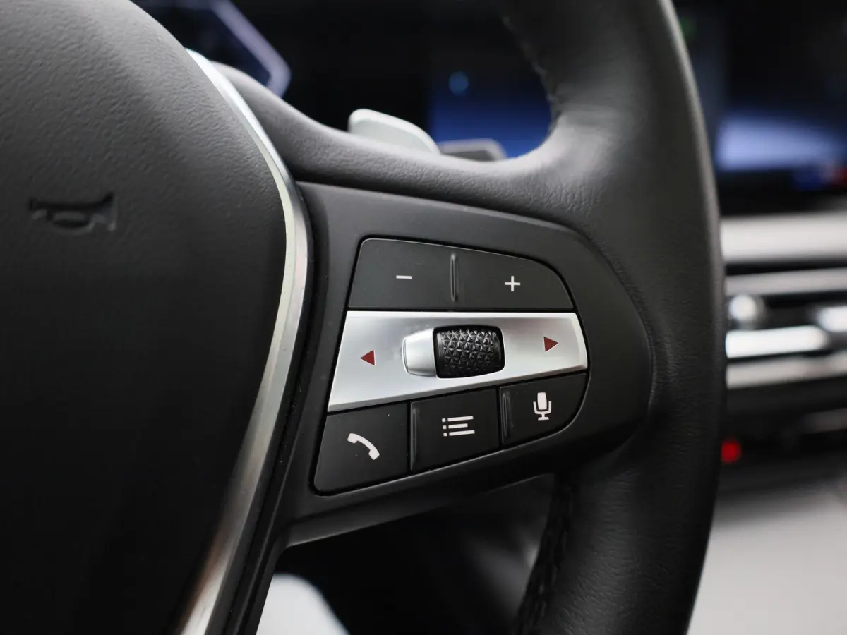 320e | PANORAMADAK | APPLE CARPLAY - ANDROID AUTO | NAVIGATIE | LED VERLICHTING | LICHTMETALEN VELGEN | PARKEERSENSOREN | DAB RADIO | BLUETOOTH |