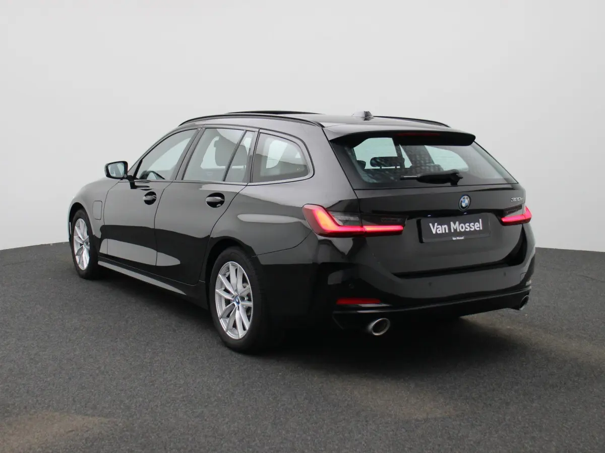 320e | PANORAMADAK | APPLE CARPLAY - ANDROID AUTO | NAVIGATIE | LED VERLICHTING | LICHTMETALEN VELGEN | PARKEERSENSOREN | DAB RADIO | BLUETOOTH |