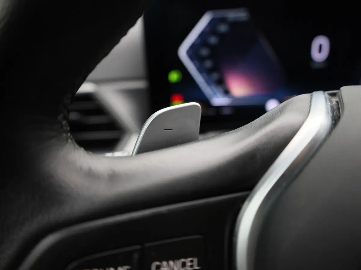 320e | PANORAMADAK | APPLE CARPLAY - ANDROID AUTO | NAVIGATIE | LED VERLICHTING | LICHTMETALEN VELGEN | PARKEERSENSOREN | DAB RADIO | BLUETOOTH |
