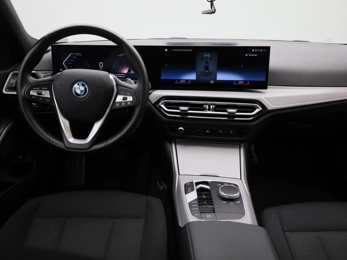 320e | PANORAMADAK | APPLE CARPLAY - ANDROID AUTO | NAVIGATIE | LED VERLICHTING | LICHTMETALEN VELGEN | PARKEERSENSOREN | DAB RADIO | BLUETOOTH |