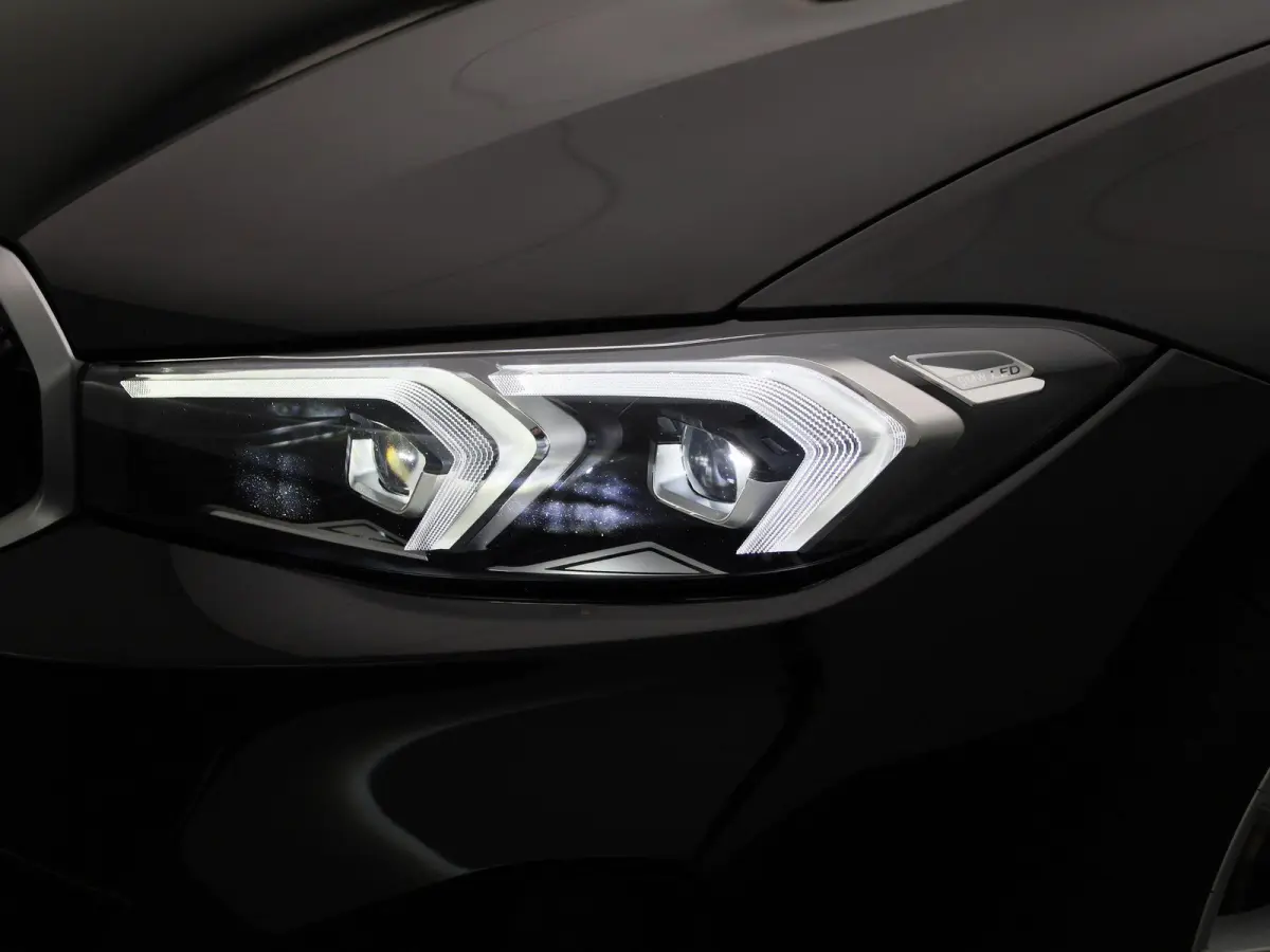 320e | PANORAMADAK | APPLE CARPLAY - ANDROID AUTO | NAVIGATIE | LED VERLICHTING | LICHTMETALEN VELGEN | PARKEERSENSOREN | DAB RADIO | BLUETOOTH |