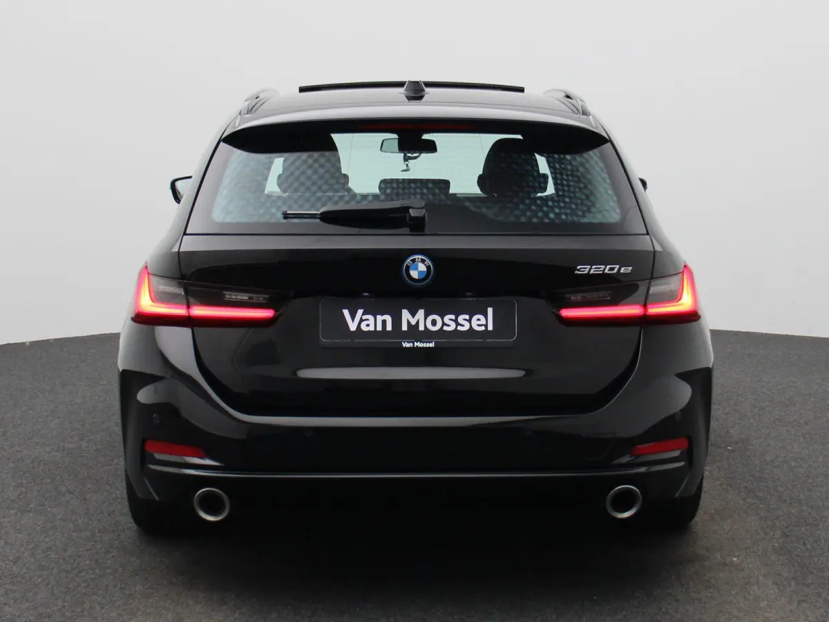 320e | PANORAMADAK | APPLE CARPLAY - ANDROID AUTO | NAVIGATIE | LED VERLICHTING | LICHTMETALEN VELGEN | PARKEERSENSOREN | DAB RADIO | BLUETOOTH |