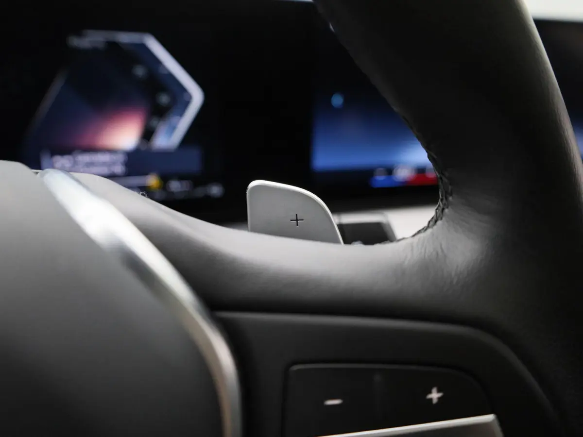 320e | PANORAMADAK | APPLE CARPLAY - ANDROID AUTO | NAVIGATIE | LED VERLICHTING | LICHTMETALEN VELGEN | PARKEERSENSOREN | DAB RADIO | BLUETOOTH |