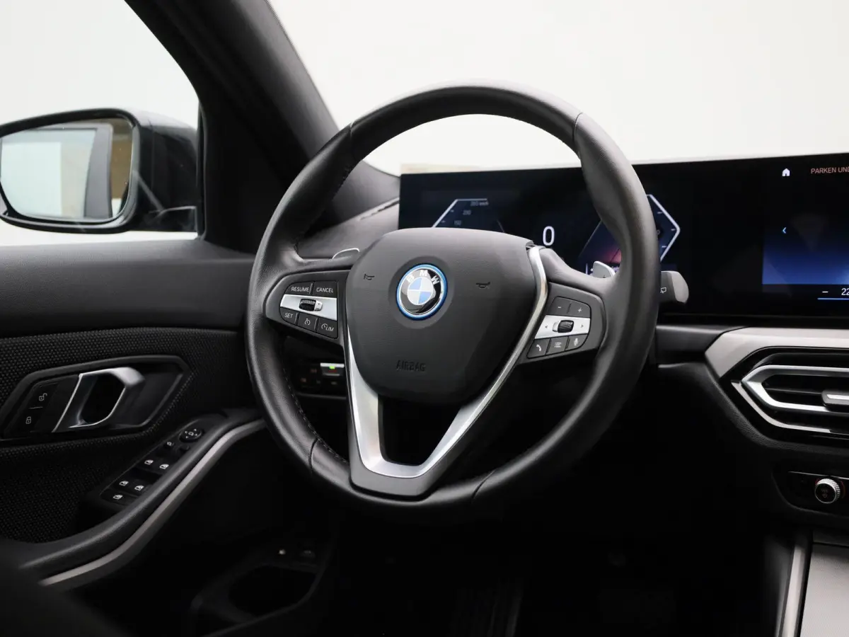320e | PANORAMADAK | APPLE CARPLAY - ANDROID AUTO | NAVIGATIE | LED VERLICHTING | LICHTMETALEN VELGEN | PARKEERSENSOREN | DAB RADIO | BLUETOOTH |