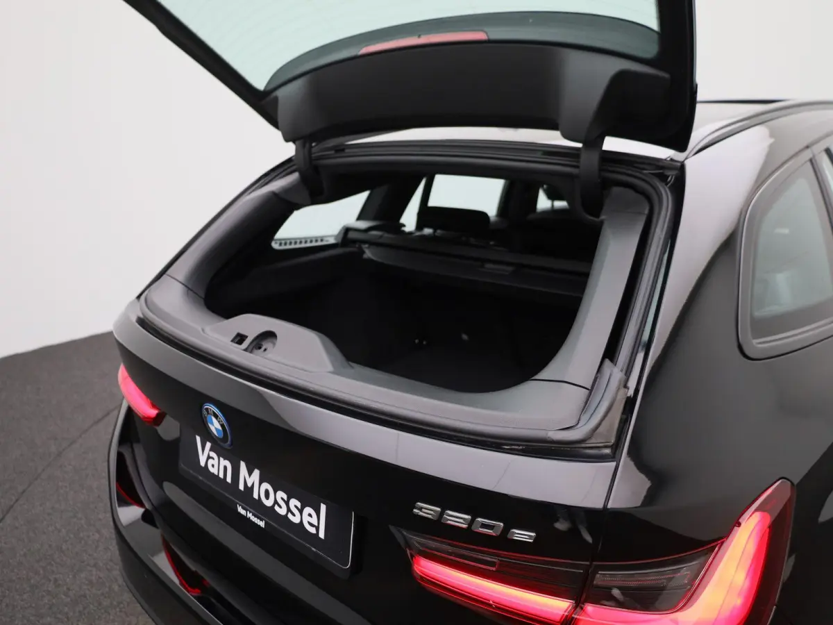 320e | PANORAMADAK | APPLE CARPLAY - ANDROID AUTO | NAVIGATIE | LED VERLICHTING | LICHTMETALEN VELGEN | PARKEERSENSOREN | DAB RADIO | BLUETOOTH |
