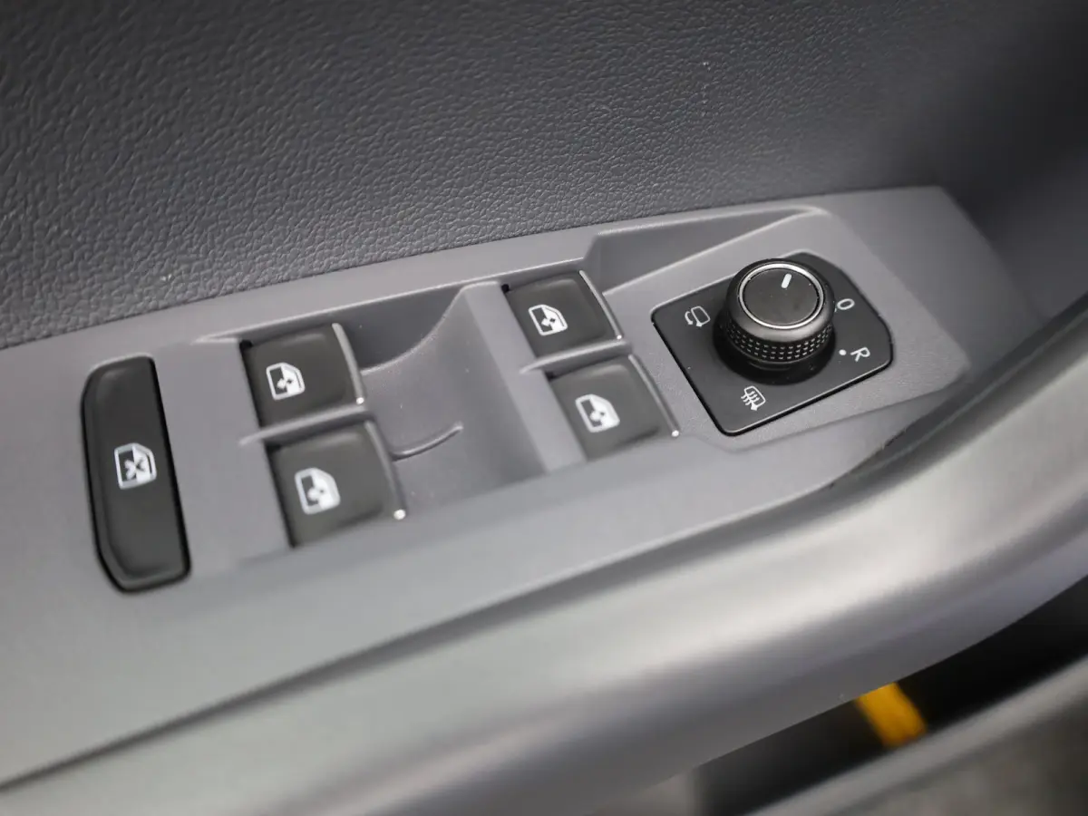 1.0 TSI Style Business R | Camera | Keyless | Trekhaak | Stoelverwarming | Apple / Android | Prijs Rijklaar!!