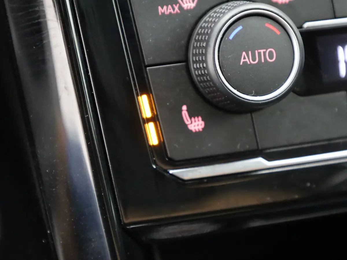 1.0 TSI Style Business R | Camera | Keyless | Trekhaak | Stoelverwarming | Apple / Android | Prijs Rijklaar!!