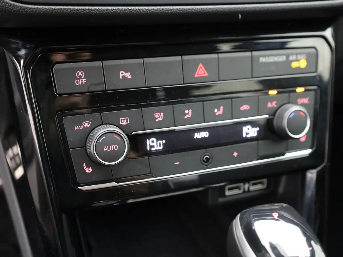 1.0 TSI Style Business R | Camera | Keyless | Trekhaak | Stoelverwarming | Apple / Android | Prijs Rijklaar!!