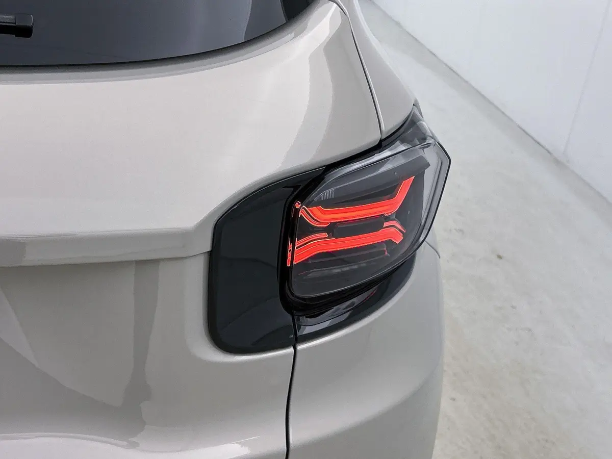 156pk Summit 54 kWh Automaat | Elektrische Klep | Adaptieve Cruise Control | ACCU 97% | Climate Control | Navigatie | 3 Fase | full-LED | 18"LMV | Dodehoekdetectie | Apple Carplay/Android Au