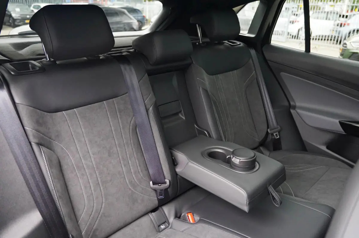 286pk Limited Edition Plus 77 kWh | Panoramadak | Trekhaak | Massage