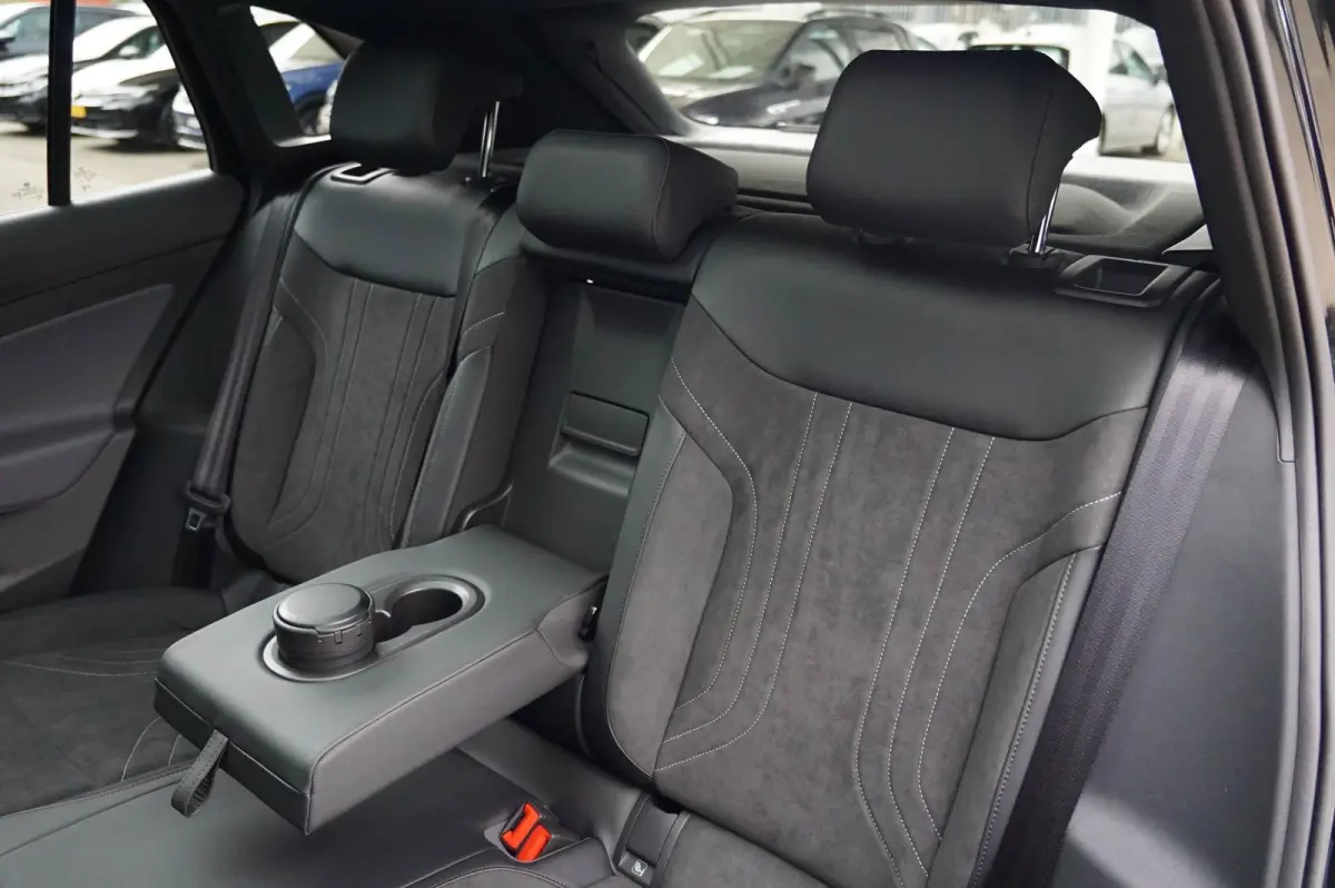 286pk Limited Edition Plus 77 kWh | Panoramadak | Trekhaak | Massage