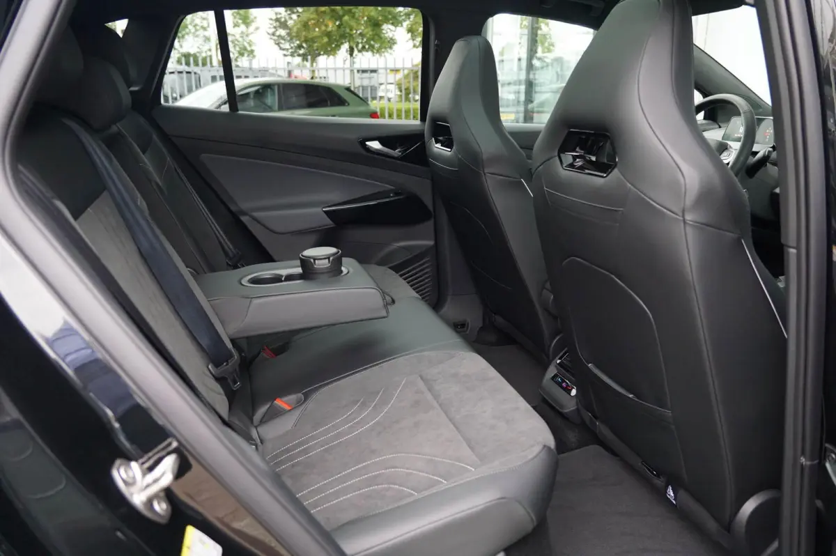 286pk Limited Edition Plus 77 kWh | Panoramadak | Trekhaak | Massage
