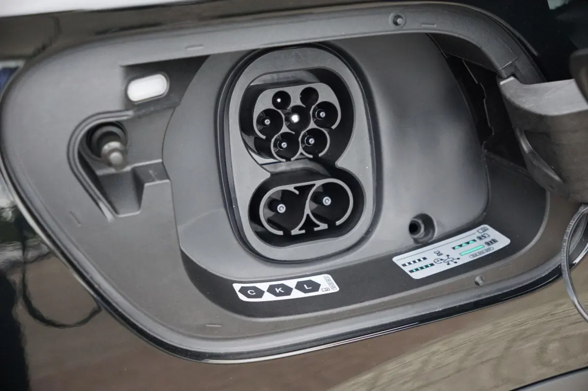 286pk Limited Edition Plus 77 kWh | Panoramadak | Trekhaak | Massage