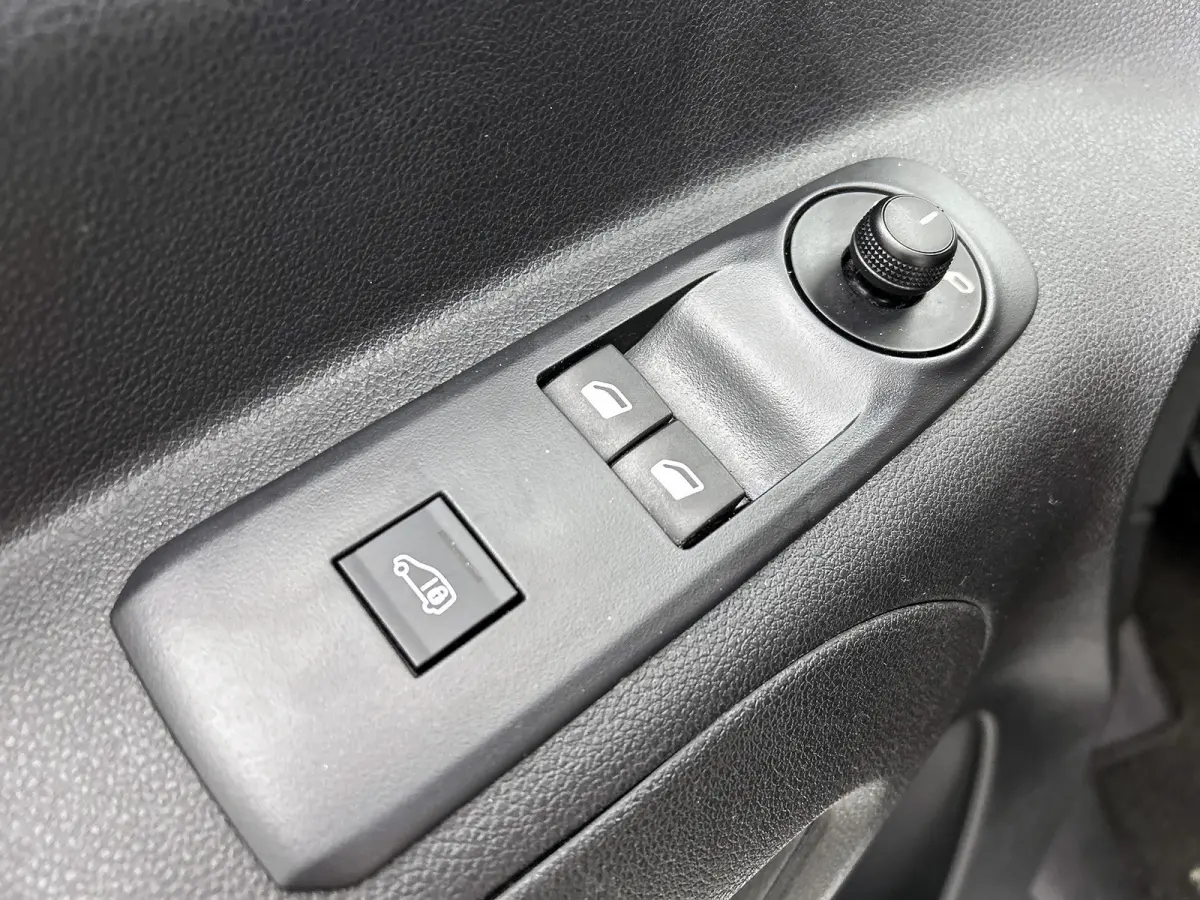 1.2 Benzine 111PK Euro6 Premium / Airco / Navigatie / Cruise-ctr. / Schuifdeur + Raam / Radio multimedia / Apk 06-2027