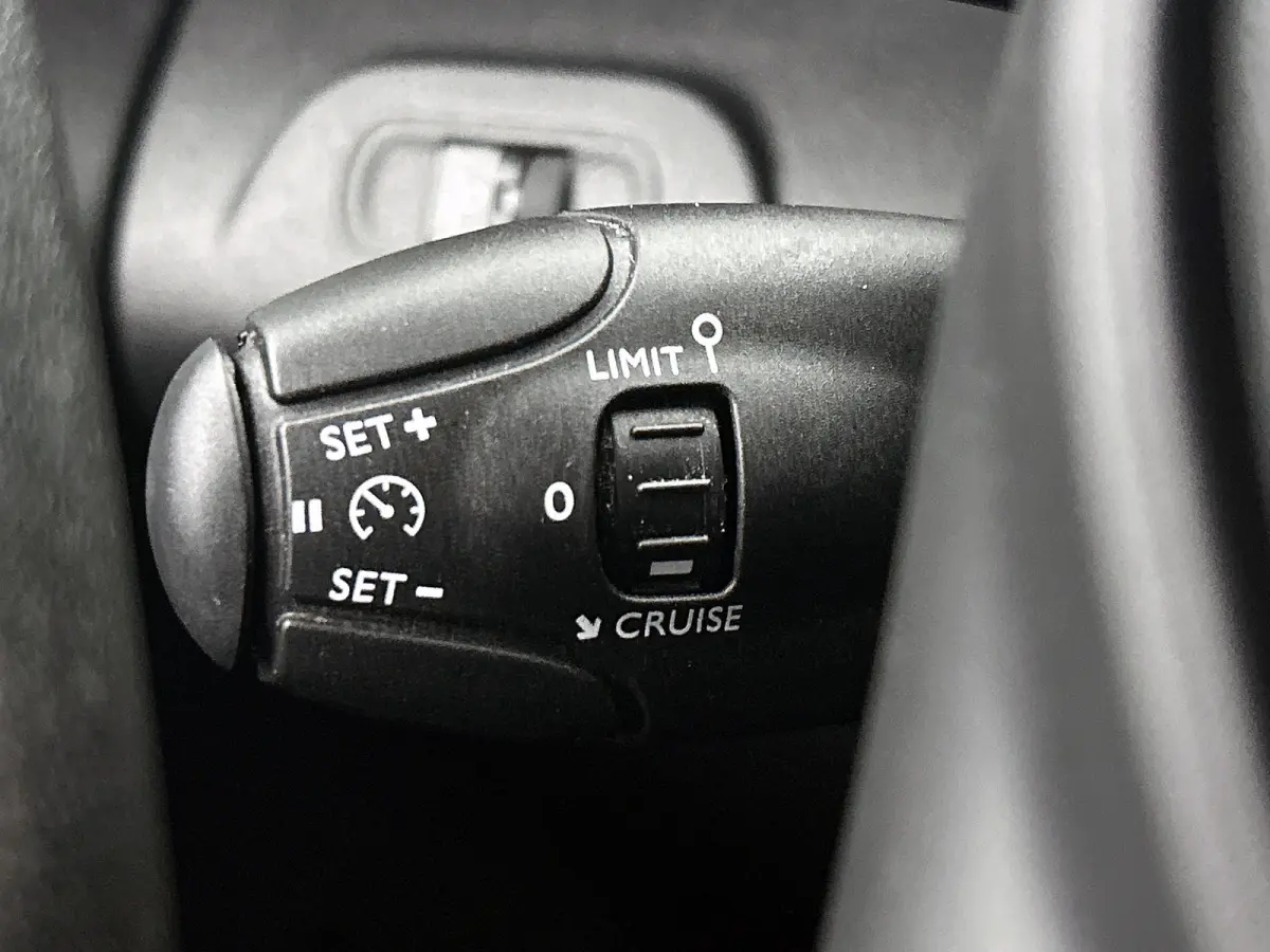 1.2 Benzine 111PK Euro6 Premium / Airco / Navigatie / Cruise-ctr. / Schuifdeur + Raam / Radio multimedia / Apk 06-2027