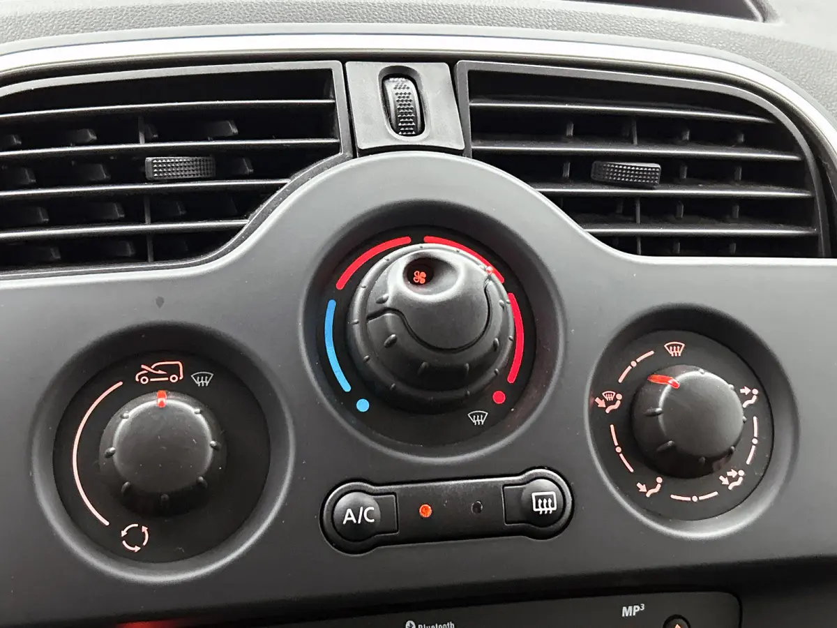 1.5 DCi Euro 6 81PK Comfort / Schuifdeur+Raam / Trekhaak / Airco / Pdc./ Navigatie / Radio multimedia / Apk 01-2027