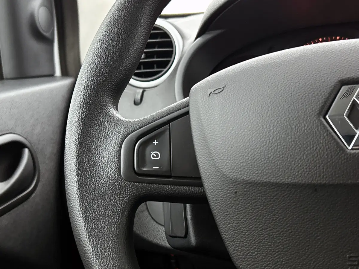 1.5 DCi Euro 6 81PK Comfort / Schuifdeur+Raam / Trekhaak / Airco / Pdc./ Navigatie / Radio multimedia / Apk 01-2027