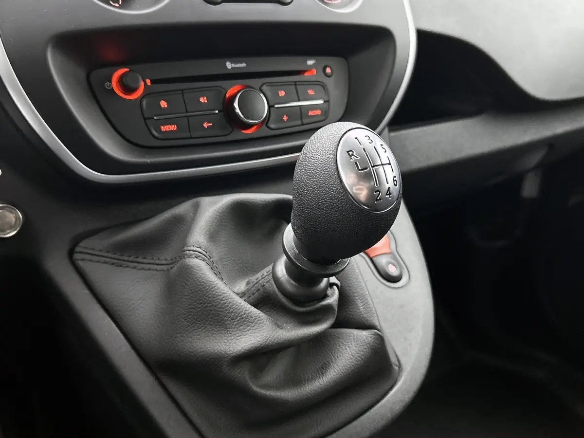 1.5 DCi Euro 6 81PK Comfort / Schuifdeur+Raam / Trekhaak / Airco / Pdc./ Navigatie / Radio multimedia / Apk 01-2027