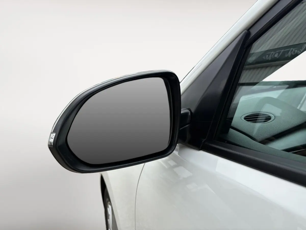 1.0 TGDI DynamicLine | Navigatie | Airco | Apple Carplay / Android Auto | Achterruitrij Camera | Lichtmetalen Velgen |