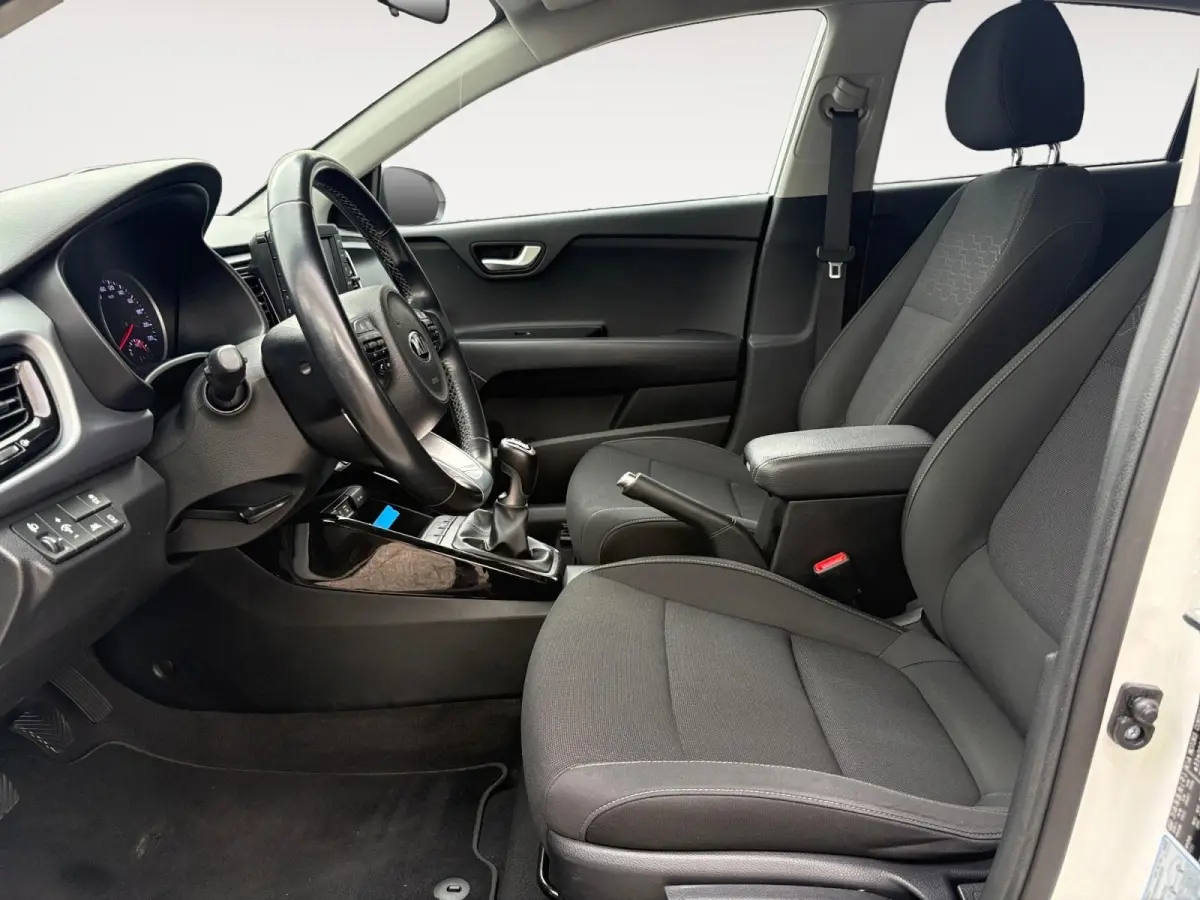 1.0 TGDI DynamicLine | Navigatie | Airco | Apple Carplay / Android Auto | Achterruitrij Camera | Lichtmetalen Velgen |