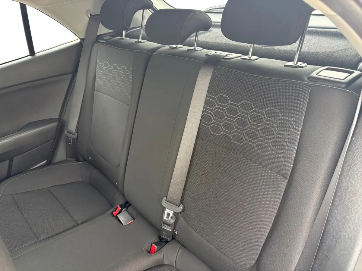 1.0 TGDI DynamicLine | Navigatie | Airco | Apple Carplay / Android Auto | Achterruitrij Camera | Lichtmetalen Velgen |