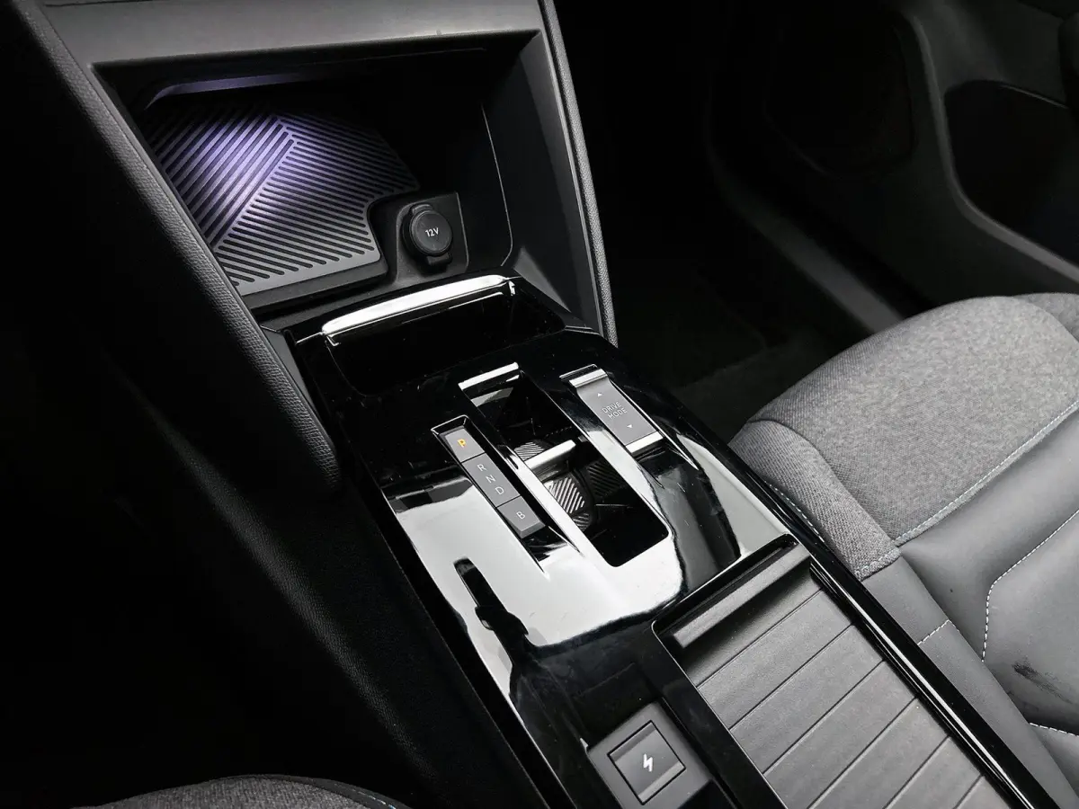 Shine 50 kWh 136pk | Accu 99% | Lage kilometerstand | Navigatie | Achteruitrijcamera | Half Lederen comfortstoelen | Climate Control | Adaptieve Cruise Control | Full Led koplampen | Head-up