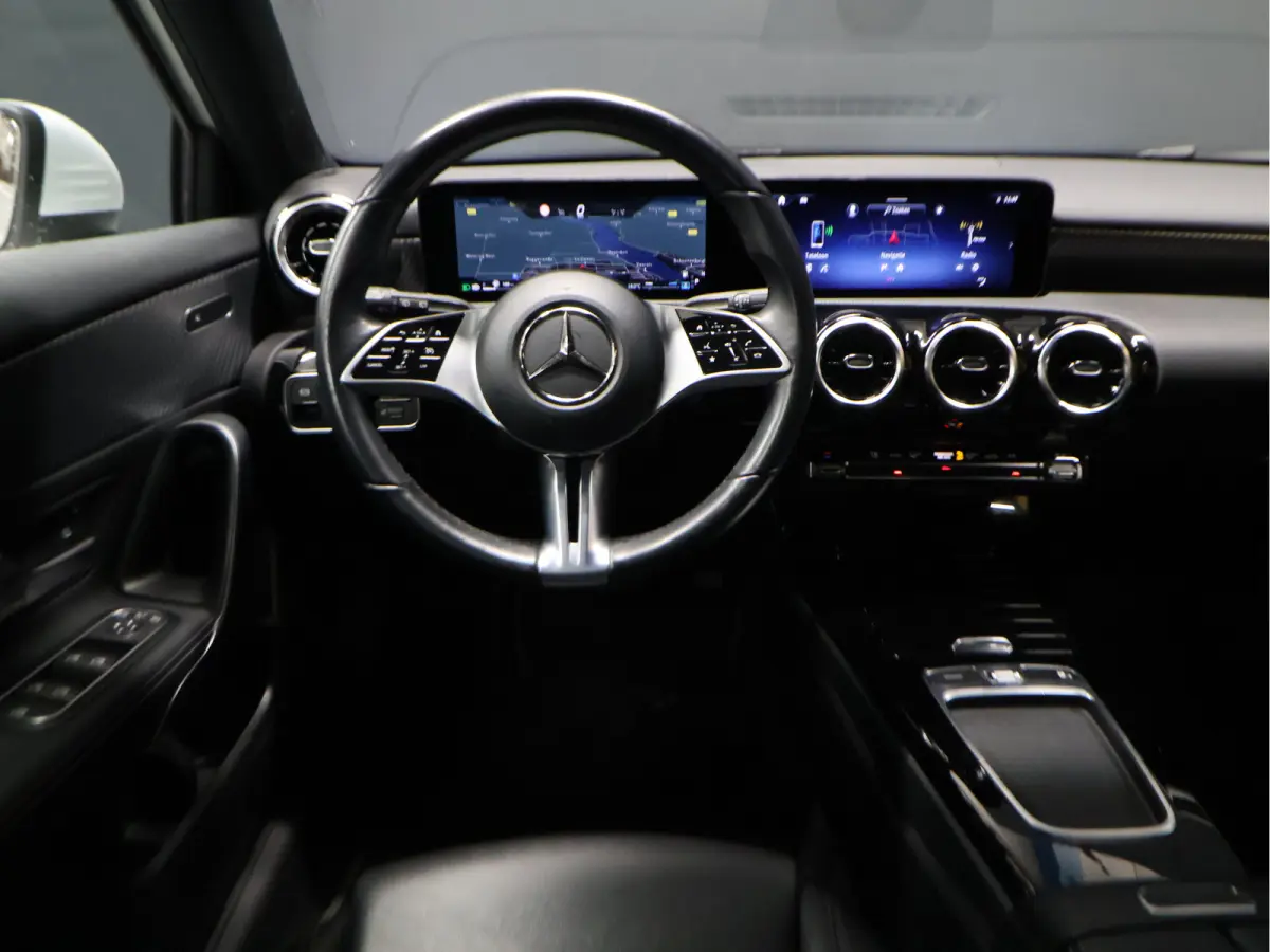 180 Business Line [SCHUIFKANTELDAK, 360 CAMERA, STOELVERWARMING, CRUISE CONTROL, DIGITAL DASH, CLIMATE CONTROL, BLUETOOTH, NAVIGATIE, LED, NIEUWSTAAT]