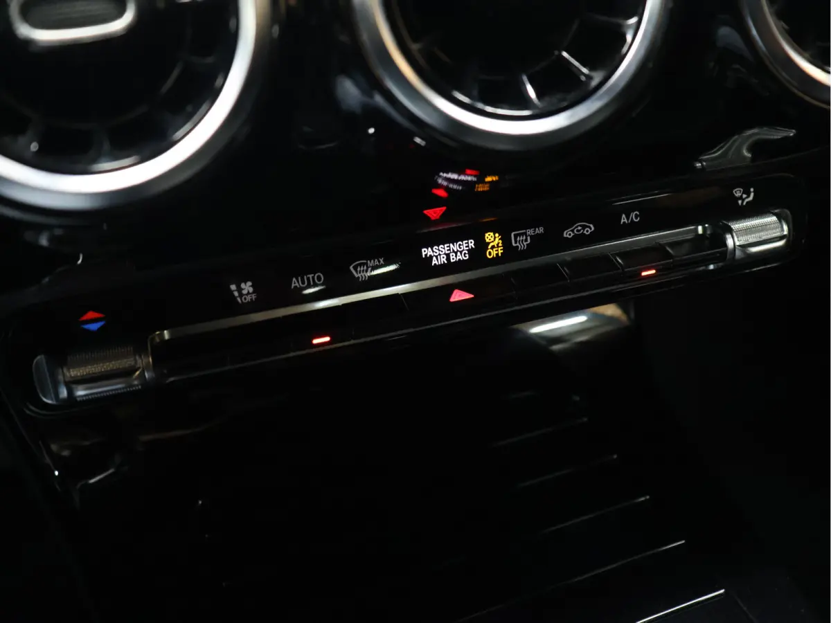 180 Business Line [SCHUIFKANTELDAK, 360 CAMERA, STOELVERWARMING, CRUISE CONTROL, DIGITAL DASH, CLIMATE CONTROL, BLUETOOTH, NAVIGATIE, LED, NIEUWSTAAT]