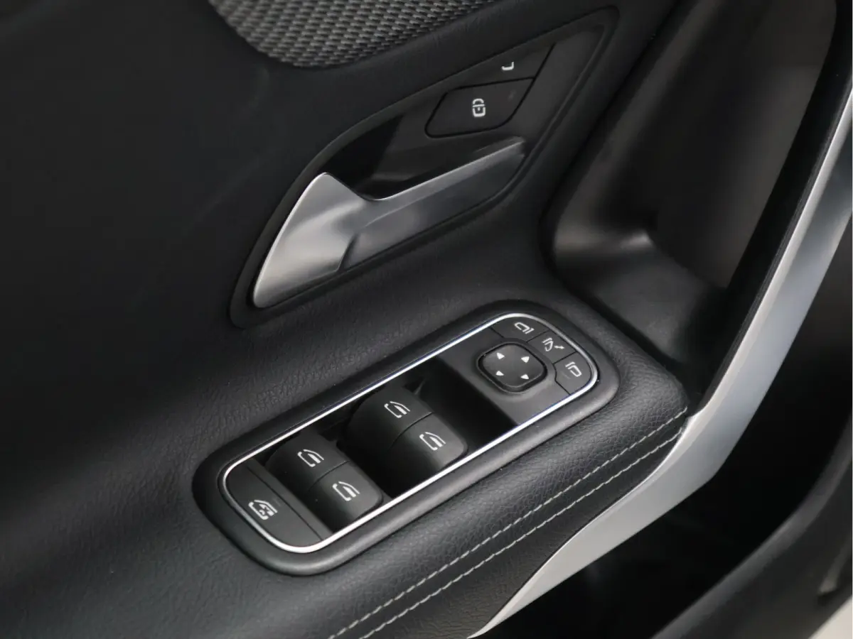 180 Business Line [SCHUIFKANTELDAK, 360 CAMERA, STOELVERWARMING, CRUISE CONTROL, DIGITAL DASH, CLIMATE CONTROL, BLUETOOTH, NAVIGATIE, LED, NIEUWSTAAT]