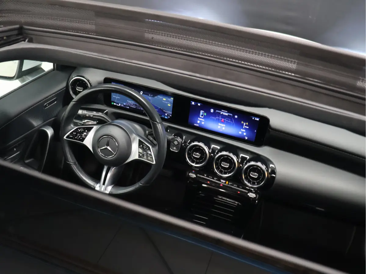 180 Business Line [SCHUIFKANTELDAK, 360 CAMERA, STOELVERWARMING, CRUISE CONTROL, DIGITAL DASH, CLIMATE CONTROL, BLUETOOTH, NAVIGATIE, LED, NIEUWSTAAT]
