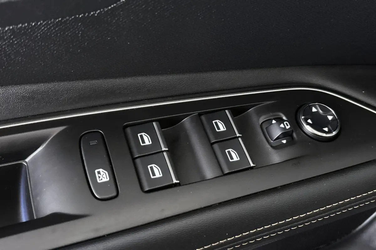 1.6 HYbrid4 300 Blue Lease GT Pano Trekhaak FOCAL Stoelverwarming