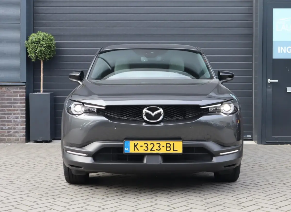 e-SkyActiv 145 First Edition 36 kWh | SOH 94% | Voorstoelen verwarmd | HUD | Camera | Memory Seats