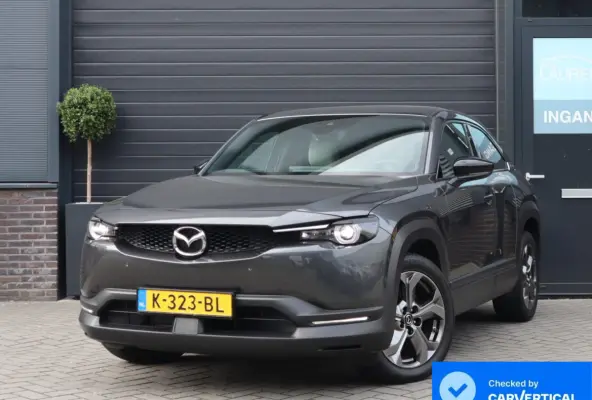 e-SkyActiv 145 First Edition 36 kWh | SOH 94% | Voorstoelen verwarmd | HUD | Camera | Memory Seats