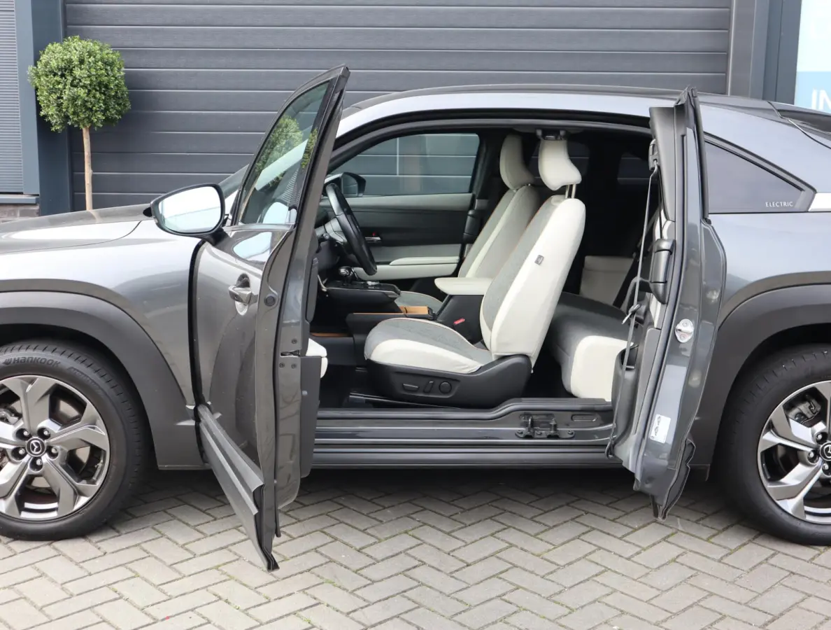 e-SkyActiv 145 First Edition 36 kWh | SOH 94% | Voorstoelen verwarmd | HUD | Camera | Memory Seats