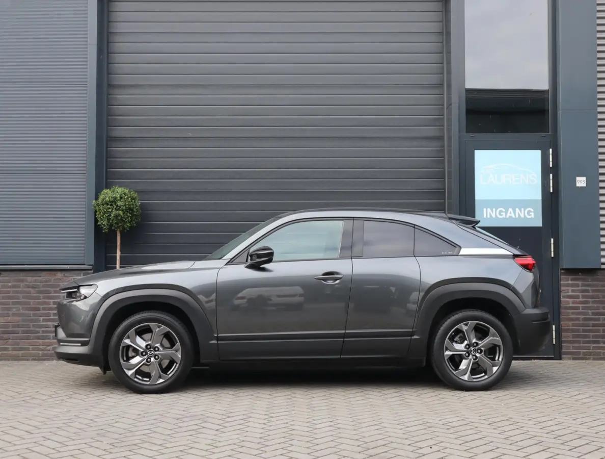e-SkyActiv 145 First Edition 36 kWh | SOH 94% | Voorstoelen verwarmd | HUD | Camera | Memory Seats