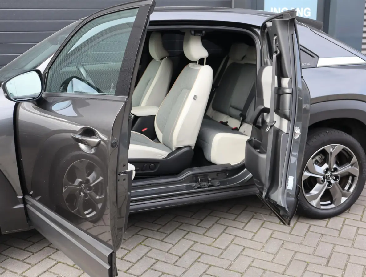 e-SkyActiv 145 First Edition 36 kWh | SOH 94% | Voorstoelen verwarmd | HUD | Camera | Memory Seats