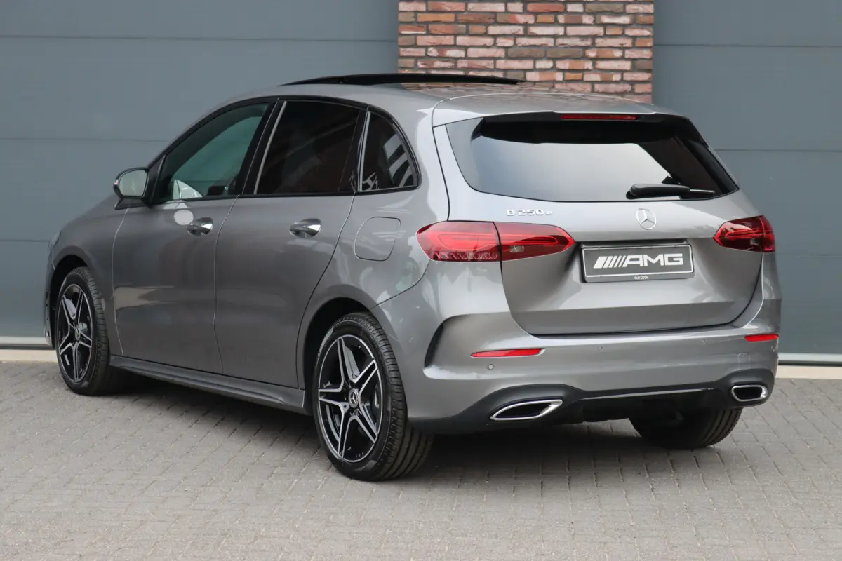 250 e AMG Line | Panoramadak | Memory | Distronic | AMG Exclusief-pakket | Trekhaak | Surround Camera | Leder | Dodehoekassistent | Mutlibeam LED |