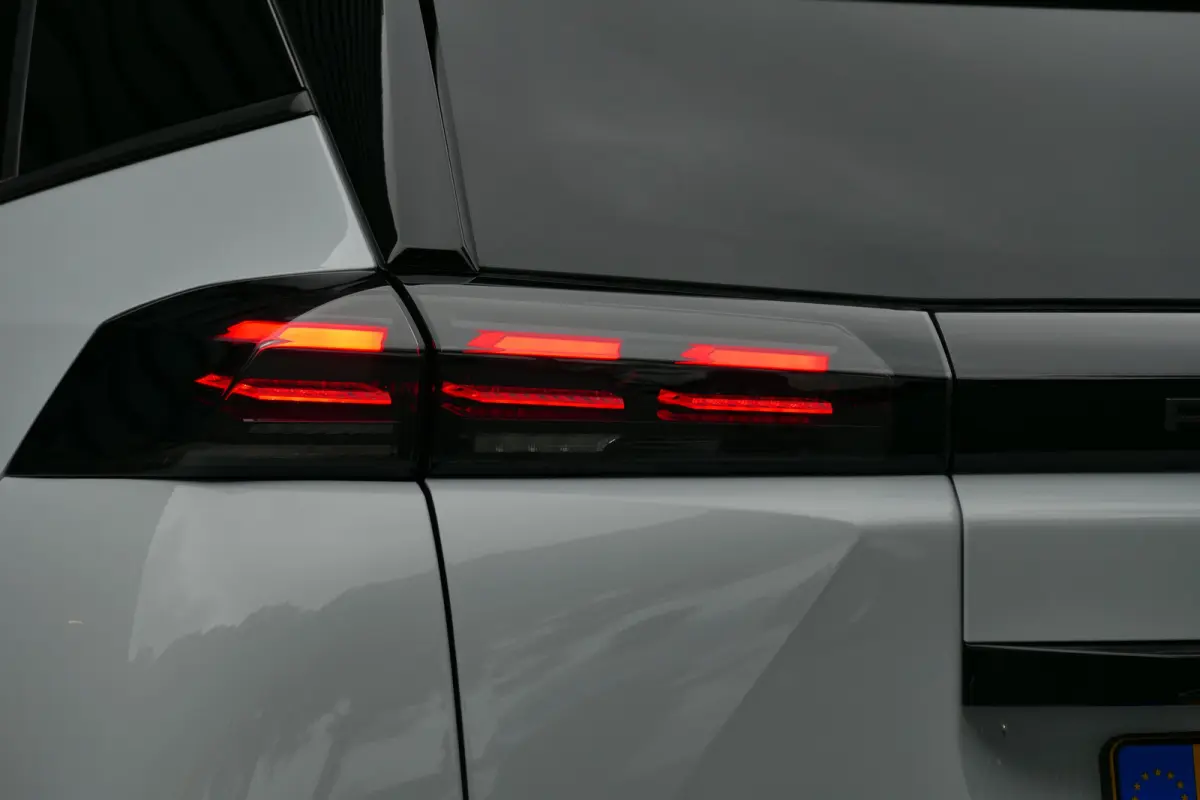 1.2 HYRBRID 145PK ALLURE AUTOMAAT / CAMERA V+A / KEYLESS / FULL-LED / 8 JAAR GARANTIE / NAVI / CLIMA / PDC / BLUETOOTH / CRUISECONTROL / 1E EIGENAAR / SCHITTERENDE STAAT !!