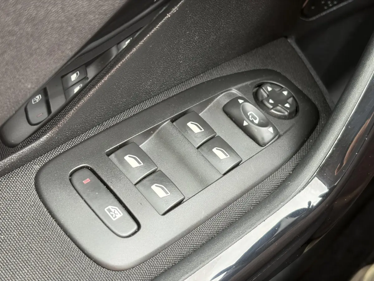 1.2 PureTech Blue Lease Executive ✓Dealer Onderhouden✓2e Eigenaar✓Navi✓Carplay✓Clima✓Cruise✓Pdc✓5 Deurs✓16'' Lm velgen✓N.A.P✓Apk tot 09-2027