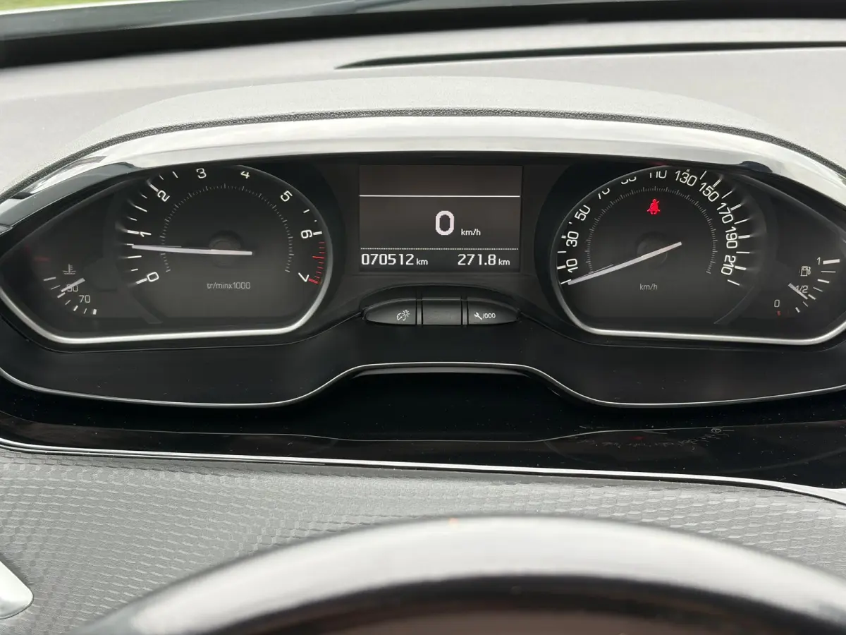 1.2 PureTech Blue Lease Executive ✓Dealer Onderhouden✓2e Eigenaar✓Navi✓Carplay✓Clima✓Cruise✓Pdc✓5 Deurs✓16'' Lm velgen✓N.A.P✓Apk tot 09-2027