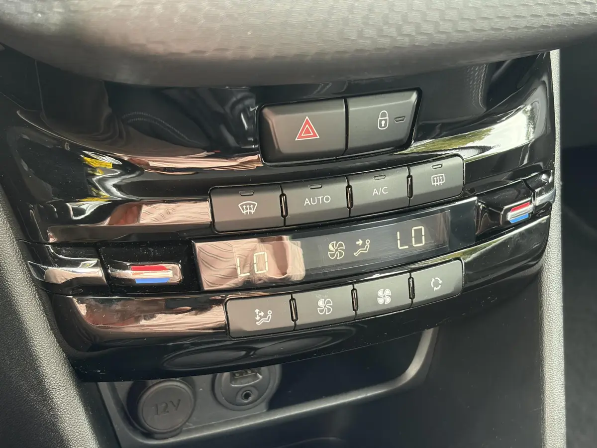 1.2 PureTech Blue Lease Executive ✓Dealer Onderhouden✓2e Eigenaar✓Navi✓Carplay✓Clima✓Cruise✓Pdc✓5 Deurs✓16'' Lm velgen✓N.A.P✓Apk tot 09-2027