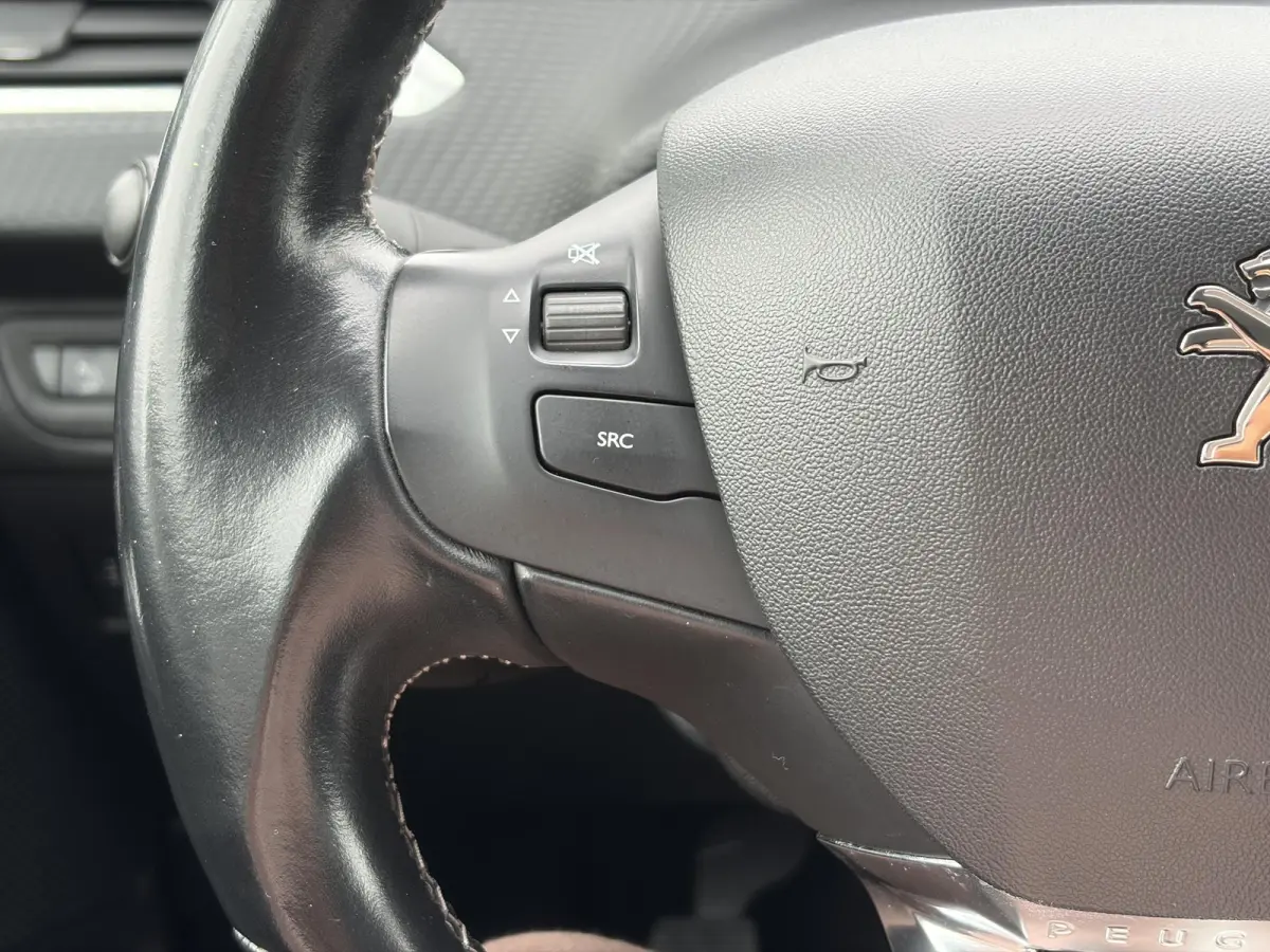 1.2 PureTech Blue Lease Executive ✓Dealer Onderhouden✓2e Eigenaar✓Navi✓Carplay✓Clima✓Cruise✓Pdc✓5 Deurs✓16'' Lm velgen✓N.A.P✓Apk tot 09-2027