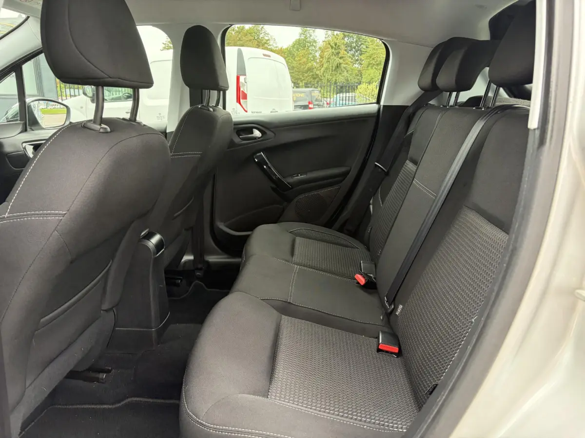 1.2 PureTech Blue Lease Executive ✓Dealer Onderhouden✓2e Eigenaar✓Navi✓Carplay✓Clima✓Cruise✓Pdc✓5 Deurs✓16'' Lm velgen✓N.A.P✓Apk tot 09-2027