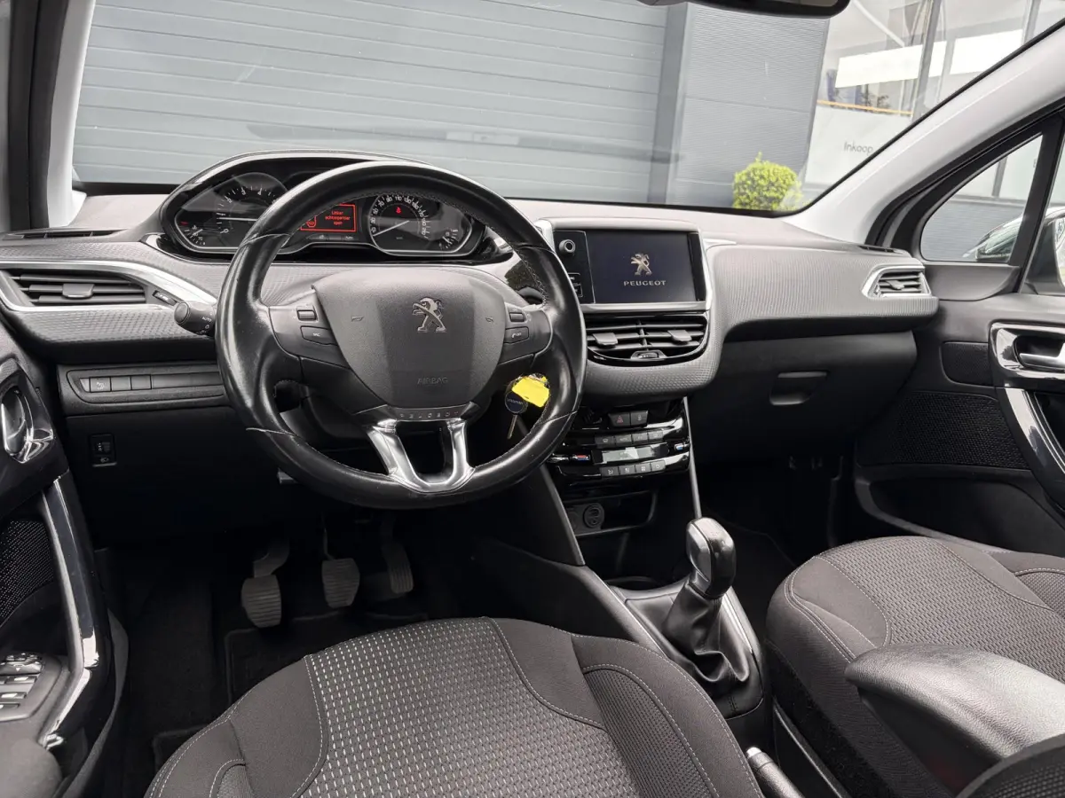 1.2 PureTech Blue Lease Executive ✓Dealer Onderhouden✓2e Eigenaar✓Navi✓Carplay✓Clima✓Cruise✓Pdc✓5 Deurs✓16'' Lm velgen✓N.A.P✓Apk tot 09-2027