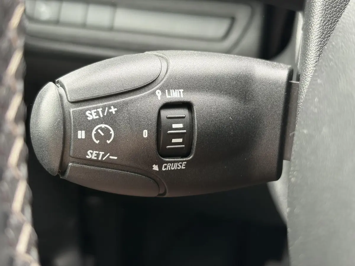 1.2 PureTech Blue Lease Executive ✓Dealer Onderhouden✓2e Eigenaar✓Navi✓Carplay✓Clima✓Cruise✓Pdc✓5 Deurs✓16'' Lm velgen✓N.A.P✓Apk tot 09-2027