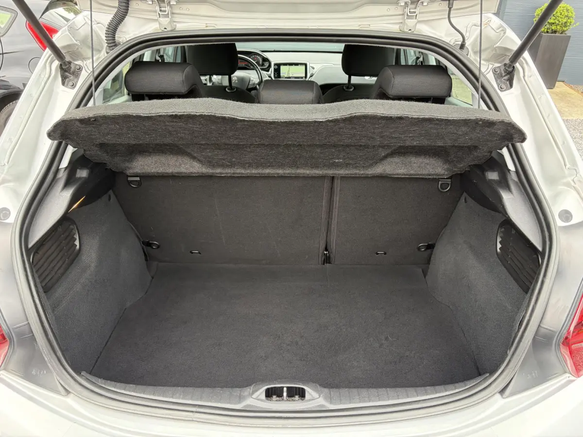 1.2 PureTech Blue Lease Executive ✓Dealer Onderhouden✓2e Eigenaar✓Navi✓Carplay✓Clima✓Cruise✓Pdc✓5 Deurs✓16'' Lm velgen✓N.A.P✓Apk tot 09-2027